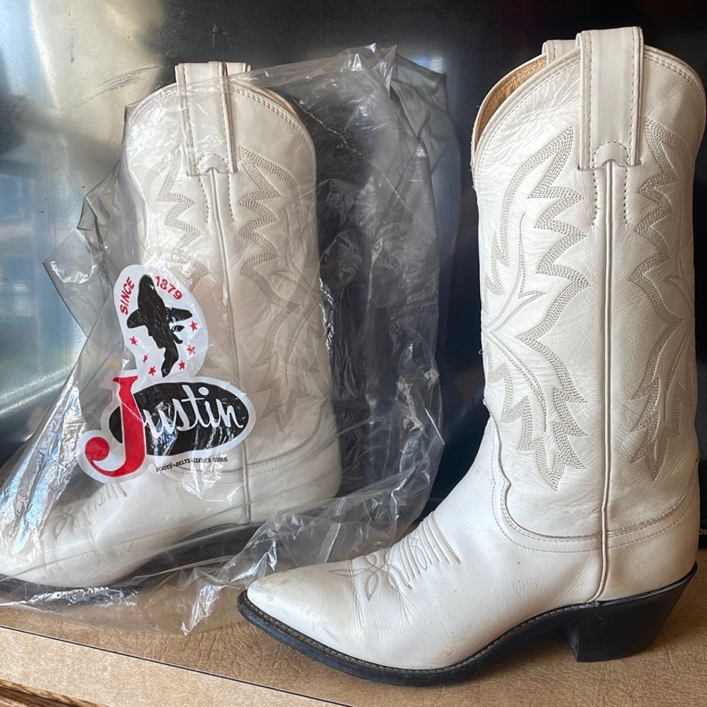 ISO these Justin boots!!!